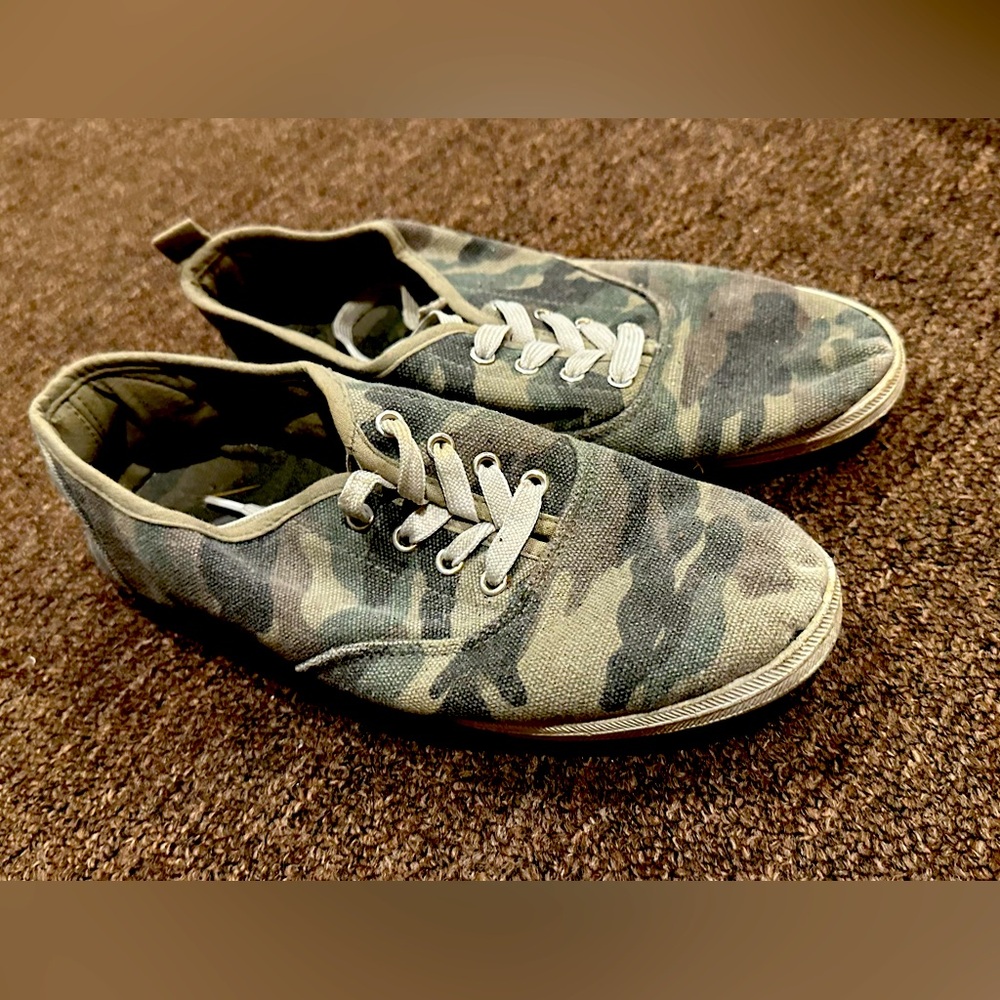 Ardene Sz 7 Women's Camouflage Canvas Sneaker Shoes yoga